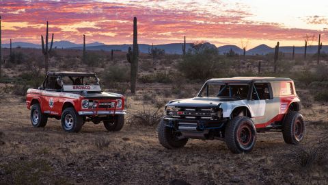 La original Bronco R (izquierda), que ganó hace 50 años la carrera de Baja 1000, junto a la nueva Ford Bronco R (derecha)