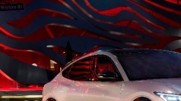 La Ford Mustang Mach-E llegará en el 2021, pero puede ser apartada por $500en línea