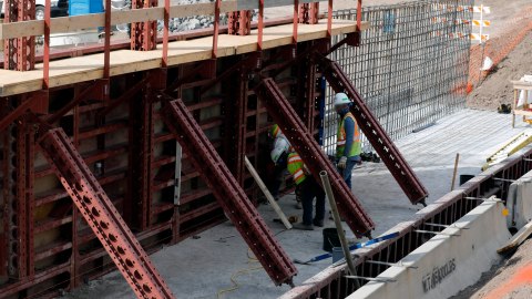 El objetivo de la administración Trump es construir 450 millas antes de que acabe el mandato.