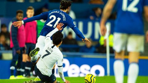 La entrada le ocasionó una rotura de tobillo al portugués André Gomes.