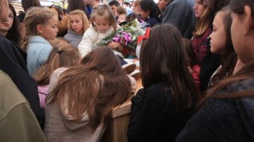 Familiares y amigos asisten al funeral de las víctimas de la masacre contra la familia LeBarón.