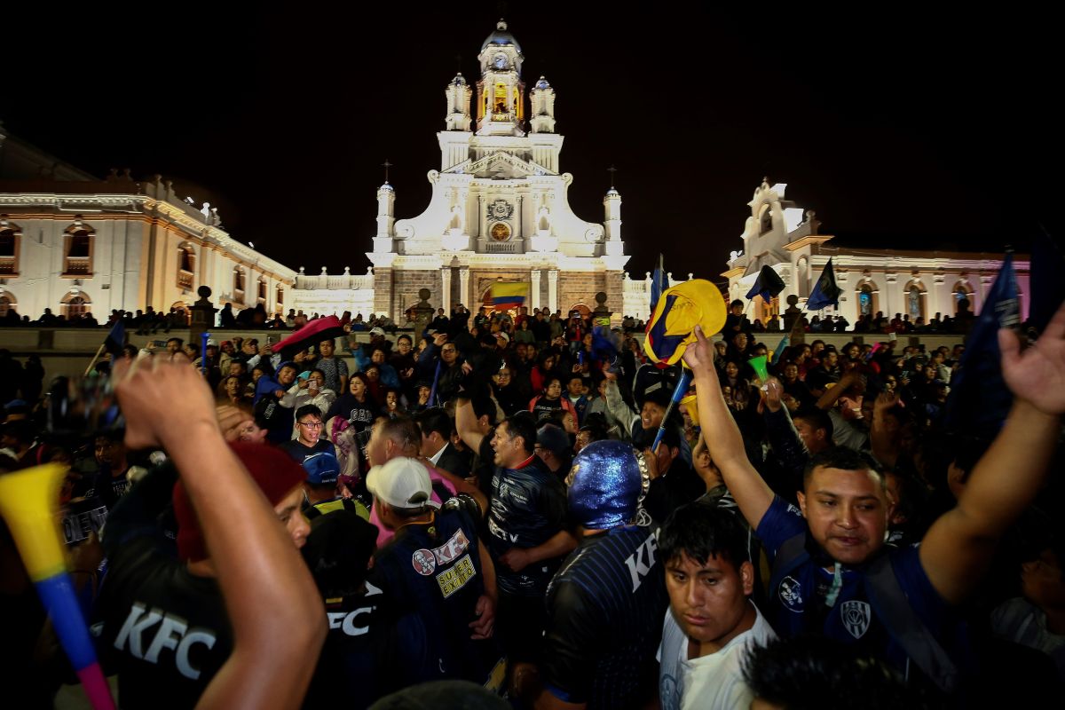 Aficionados celebran en la ciudad de Sangolquí, cerca de Quito.