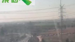 Un cohete aparentemente disparado desde Gaza, golpea una carretera cerca de la ciudad de Ashdod, Israel.