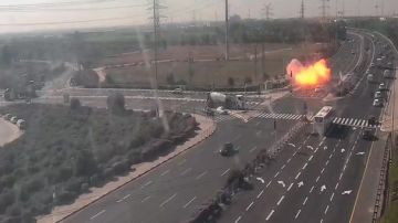 Un cohete aparentemente disparado desde Gaza, golpea una carretera cerca de la ciudad de Ashdod, Israel.