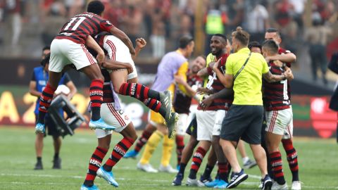 El delantero Gabriel Barbosa 'Gabigol' anotó los dos tantos del 'Mengao' en los minutos 89 y 92 para remontar el partido.