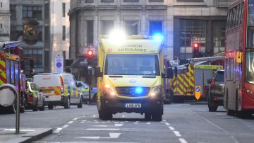Policias y ambulancias en la escena del atentado terrorista en Londres.