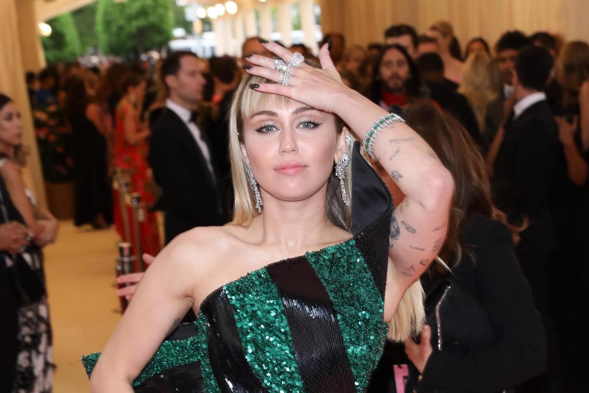 Miley Cyrus vuelve a lucir su sensacional figura, ahora un exclusivo traje de baño - La