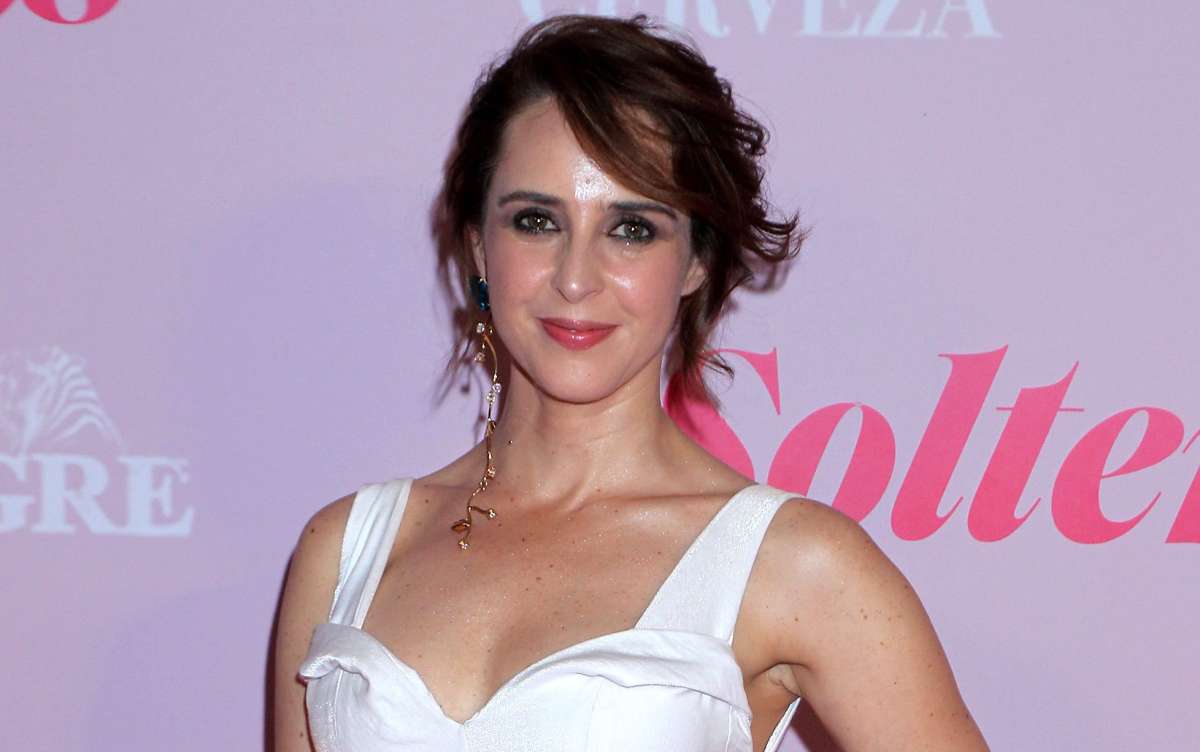 Iran Castillo Dejo Ver Mucha Pierna Con Sexy Vestido Negro La Opinion