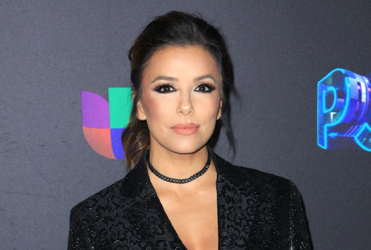 eva-longoria-poses-in-the-pool-and-shows-her-spectacular-figure-in-a