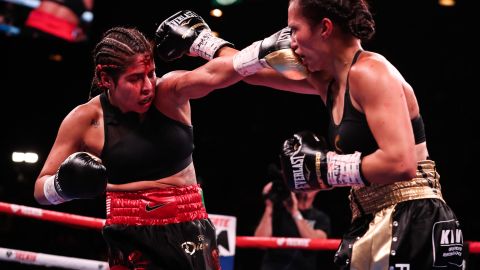 Seniesa Estrada (der.) fue demasiado fuerte para Marlen Esparza.