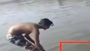 Uno de los amigos lo engaña, fingiendo que le dará la mano.