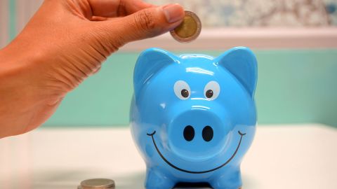 Con un poco de esfuerzo, podrías sacar un poco de dinero de tu presupuesto para destinarlo al ahorro.