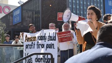 Al menos 100 angelinos se manifestaron contra Amazon hoy en Los Ángeles para demandar que deje de lucrar con el dolor de los inmigrantes. (foto suministrada)