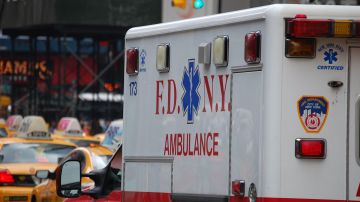 La ambulancia que trasladaba al menor hacia un hospital terminó accidentada, aunque el niño no sufrió heridas de gravedad.