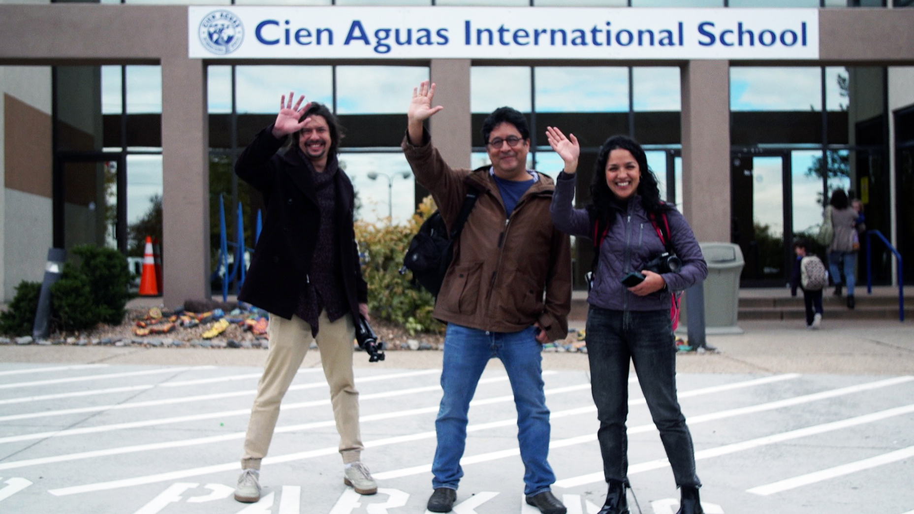 Tres de los cuatro periodistas de ¿Hablas español? se despedían del colegio bilingüe de Albuquerque, Nuevo México.