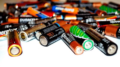 En esta temporada necesitarás muchas baterías, pero no deberías comprarlas en cualquier lado.