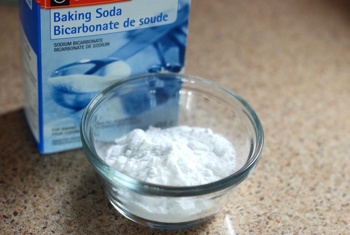 El bicarbonato de sodio es una sustancia alcalina que puede calmar un ligero malestar estomacal por acidez o cubrir un mal olor.