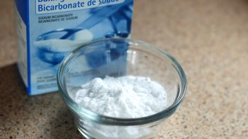 El bicarbonato de sodio es una sustancia alcalina que puede calmar un ligero malestar estomacal por acidez o cubrir un mal olor.