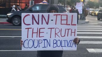 Hace unos meses manifestantes exigieron a CNN una cobertura amplia e imparcial sobre el conflicto en Bolivia. (foto suministrada)