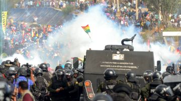 Policía choca con los manifestantes a vor de morales en Sacaba, Cochabamba.