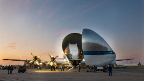 La nariz del Guppy se abrió al amanecer del lunes 25 de noviembre, revelando la nave espacial Orion en su interior.