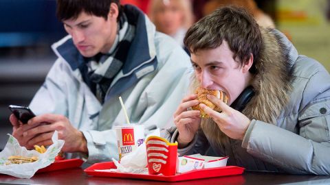 El hombre fue a almorzar, pero jamás salió del restaurante con vida. (Imagen sólo con fines ilustrativos).