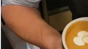 No son corazones lo que hay en el café.