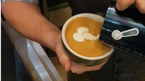 No son corazones lo que hay en el café.