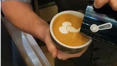 No son corazones lo que hay en el café.