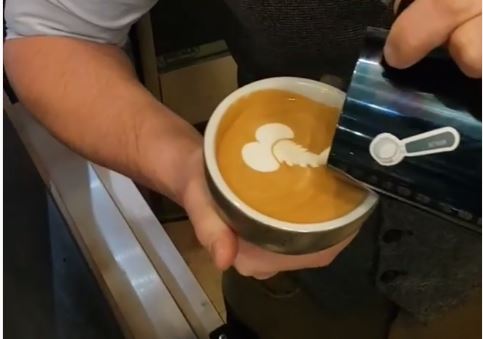 El “atrevido” café con leche del que todo mundo habla en Internet - La  Opinión