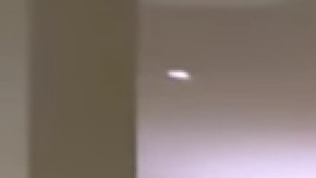 Entre broma y broma, el actor recorre el departamento que se ubica dentro del MGM.