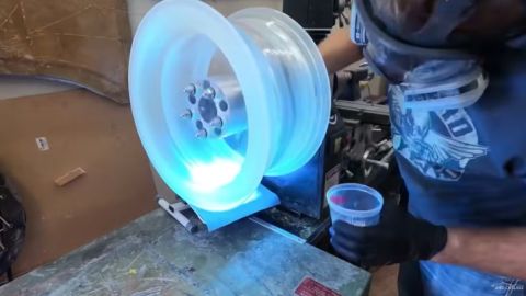 El "Epoxy" es un polímero que mezclado con endurecedores es mu resistente