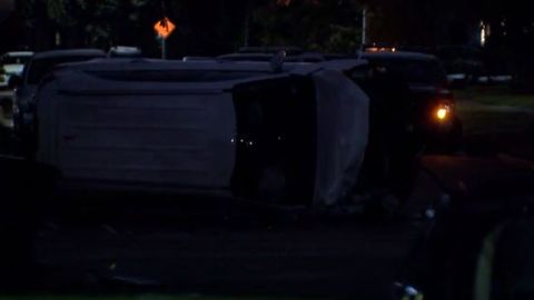 Video de la escena muestra a una van blanca volcada en la intersección.