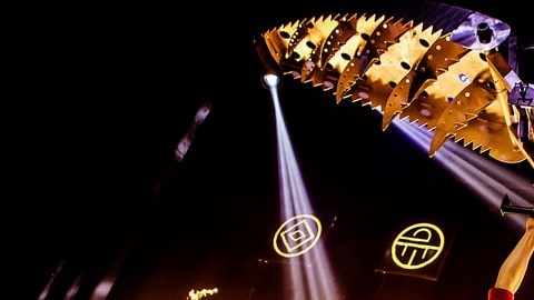 El mago mexicano realiza uno de los trucos más arriesgados del espectáculo. Foto: Cortesía