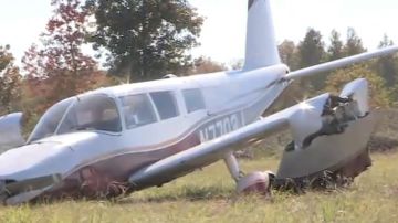 El piloto pudo dirigir el avión al terreno vacío donde se estrelló y así no causar daños en los vecindarios de la zona.