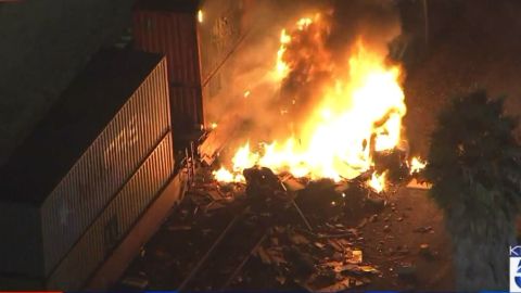 Choque de tren de Metrolink causó incendio.