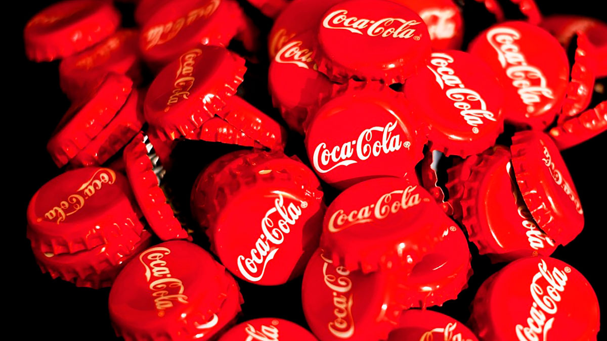 Te decimos por qué el logo de Coca-Cola es rojo - La Opinión