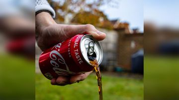 Una lata de Coca–Cola podría salirte más barata que muchos productos de limpieza.