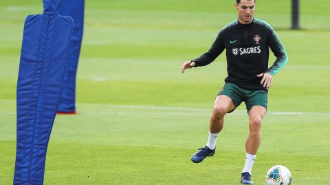 Cristiano Ronaldo entrenó con toda normalidad con su selección.