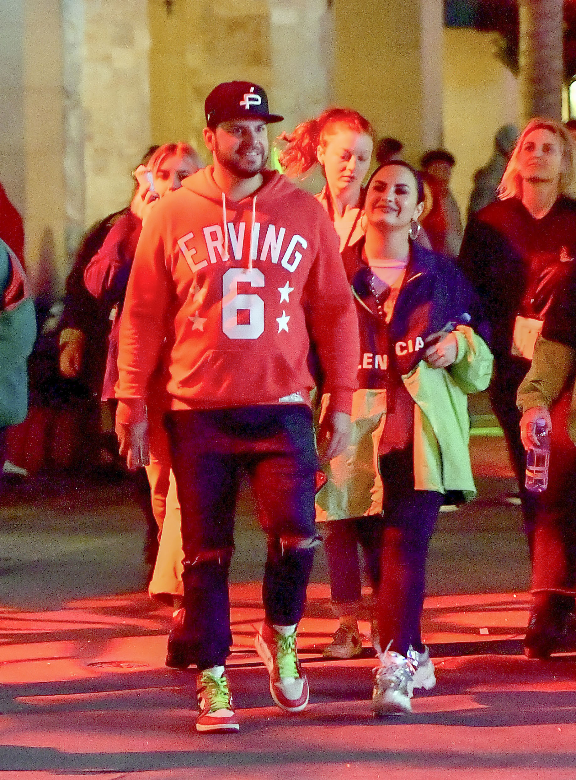 Demi Lovato y su acompañante