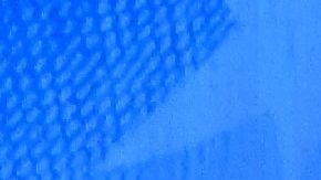 Pete Buttigieg, Elizabeth Warren  y Joe Biden escuchan a Bernie Sanders.