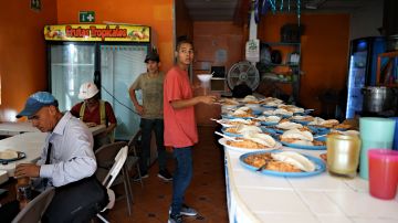La cocina del lugar empieza a funcionar desde las 7:00 a.m. para alimentar a los inmigrantes. / fotos: Manuel Ocaño.