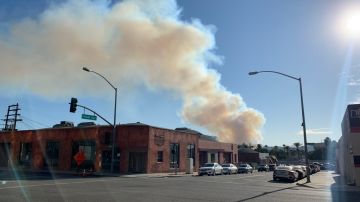 El humo del incendio Barham visto desde Burbank.