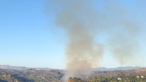 El fuego obligó a cerrar el tráfico en Topanga Canyon.