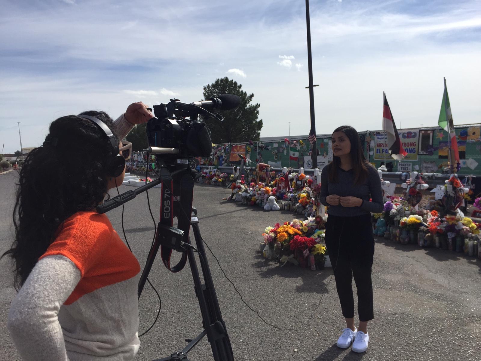 Casas y Sulbarán, de ¿Hablas español? frente al monumento a las víctimas de la Masacre de El Paso.