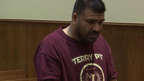 La mujer fue llevada al hospital y les dijo a los investigadores que su esposo la atacó sin razón alguna.