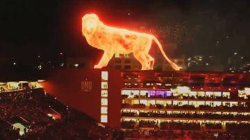 El León de Fuego causó furor en la inauguración de la nueva casa de Estudiantes..