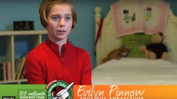 Evilyn Pinnow, una entusiasta de Christmas Child Operation.