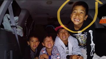 Ezequiel Valdivia, recién fallecido, con sus hermanos víctimas del tiroteo cometido por su padre.