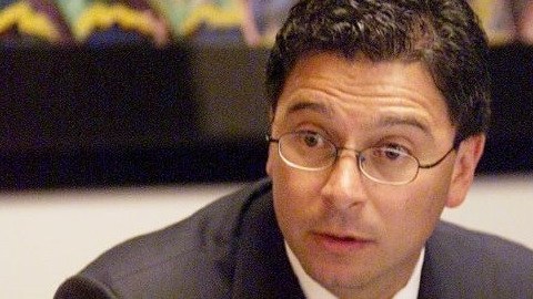 Foto de 2003, cuando Fabián Nuñez visitó la junta editorial de La Opinion. / foto: Archivo.